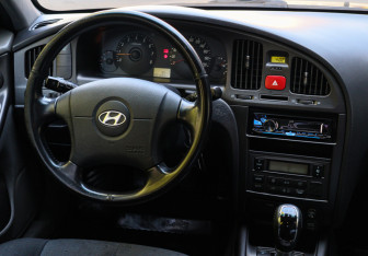 Подержанный автомобиль Hyundai Elantra Sedan 2004 года (9 фото)