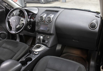 Подержанный автомобиль Nissan Qashqai+2 2011 года (11 фото)