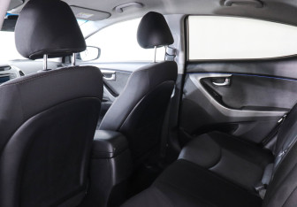 Подержанный автомобиль Hyundai Elantra Sedan 2015 года (12 фото)