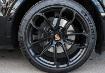 Подержанный автомобиль Porsche Cayenne 2025 года (36 фото)