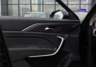 Подержанный автомобиль FAW Bestune T77 2023 года (19 фото)