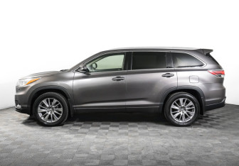 Подержанный автомобиль Toyota Highlander 2015 года (8 фото)