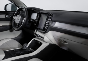 Подержанный автомобиль Volvo XC40 2019 года (9 фото)