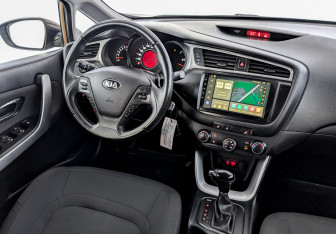 Подержанный автомобиль Kia Ceed Wagon 2017 года (29 фото)