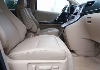 Подержанный автомобиль Toyota Alphard 2012 года (12 фото)