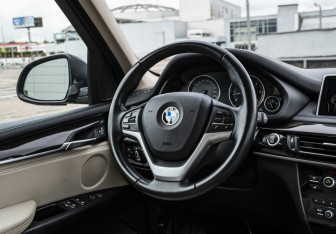 Подержанный автомобиль BMW X5 2014 года (10 фото)