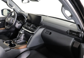 Подержанный автомобиль Toyota Land Cruiser Suv 2023 года (10 фото)