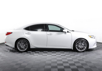 Подержанный автомобиль Lexus ES 2014 года (4 фото)
