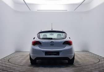 Подержанный автомобиль Opel Astra Hatchback 2012 года (6 фото)