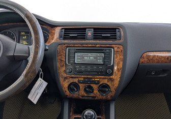 Подержанный автомобиль Volkswagen Jetta Sedan 2014 года (15 фото)