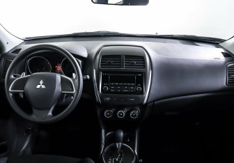 Подержанный автомобиль Mitsubishi ASX 2013 года (11 фото)