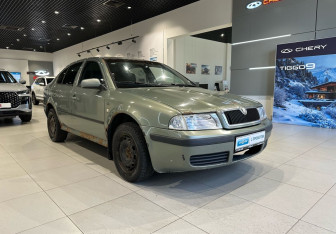 Подержанный автомобиль Skoda Octavia Liftback 2002 года (3 фото)