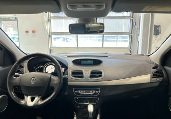 Подержанный автомобиль Renault Fluence 2012 года (15 фото)