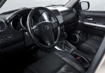 Подержанный автомобиль Suzuki Grand Vitara 2010 года (14 фото)