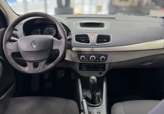 Подержанный автомобиль Renault Fluence 2010 года (15 фото)