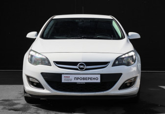 Подержанный автомобиль Opel Astra Sedan 2013 года (2 фото)