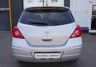 Подержанный автомобиль Nissan Tiida Hatchback 2010 года (6 фото)