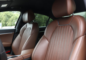 Подержанный автомобиль Genesis G70 2020 года (14 фото)