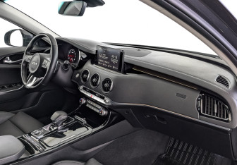 Подержанный автомобиль Kia Stinger 2023 года (13 фото)