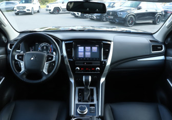 Подержанный автомобиль Mitsubishi Montero Sport 2023 года (12 фото)