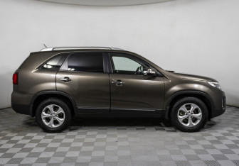 Подержанный автомобиль Kia Sorento 2015 года (4 фото)