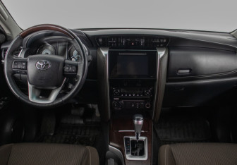 Подержанный автомобиль Toyota Fortuner 2018 года (14 фото)