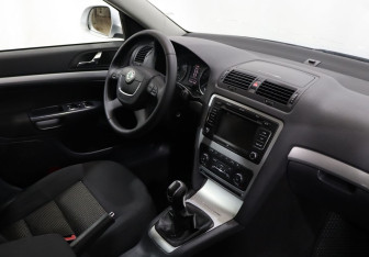 Подержанный автомобиль Skoda Octavia Wagon 2012 года (10 фото)