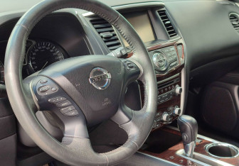 Подержанный автомобиль Nissan Pathfinder 2015 года (15 фото)