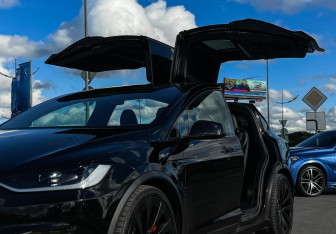 Подержанный автомобиль Tesla Model X 2023 года (28 фото)