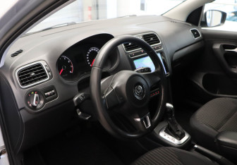 Подержанный автомобиль Volkswagen Polo Sedan 2013 года (6 фото)