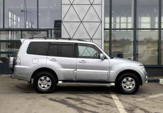 Подержанный автомобиль Mitsubishi Pajero 2011 года (4 фото)