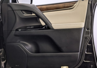 Подержанный автомобиль Lexus LX 2018 года (25 фото)