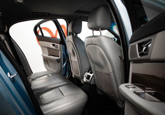 Подержанный автомобиль Jaguar XF Sedan 2011 года (32 фото)