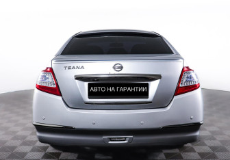 Подержанный автомобиль Nissan Teana 2013 года (6 фото)