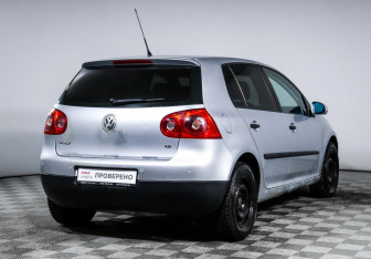 Подержанный автомобиль Volkswagen Golf Hatchback 2005 года (5 фото)