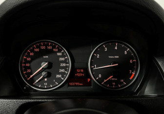 Подержанный автомобиль BMW X1 2011 года (13 фото)