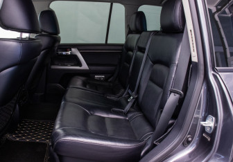Подержанный автомобиль Toyota Land Cruiser Suv 2012 года (9 фото)