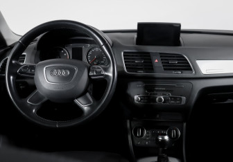 Подержанный автомобиль Audi Q3 2015 года (12 фото)