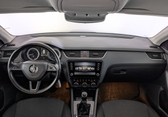 Подержанный автомобиль Skoda Octavia Liftback 2017 года (14 фото)