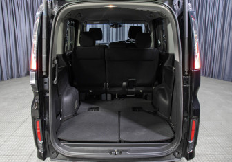 Подержанный автомобиль Honda Stepwgn 2016 года (12 фото)