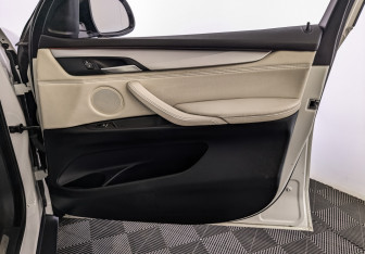 Подержанный автомобиль BMW X5 2014 года (25 фото)