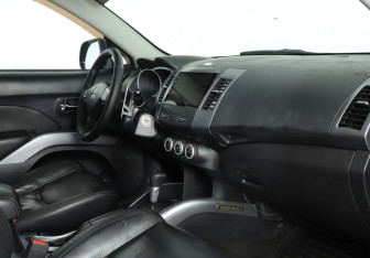 Подержанный автомобиль Mitsubishi Outlander 2007 года (9 фото)
