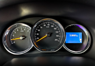 Подержанный автомобиль Renault Sandero 2014 года (13 фото)