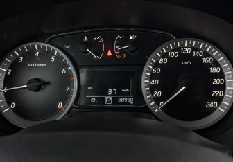 Подержанный автомобиль Nissan Tiida Hatchback 2015 года (16 фото)