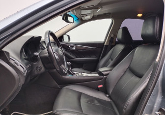 Подержанный автомобиль Infiniti Q50 2015 года (10 фото)