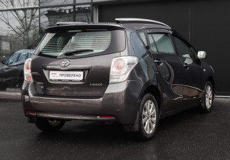 Подержанный автомобиль Toyota Verso 2012 года (4 фото)