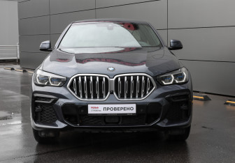 Подержанный автомобиль BMW X6 2021 года (2 фото)