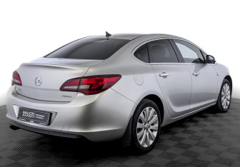 Подержанный автомобиль Opel Astra Sedan 2014 года (5 фото)