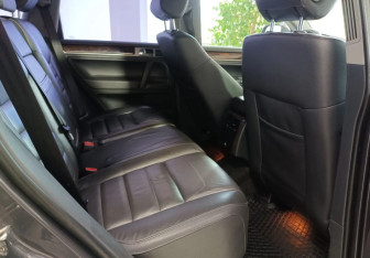 Подержанный автомобиль Volkswagen Touareg 2007 года (16 фото)