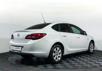 Подержанный автомобиль Opel Astra Sedan 2014 года (5 фото)